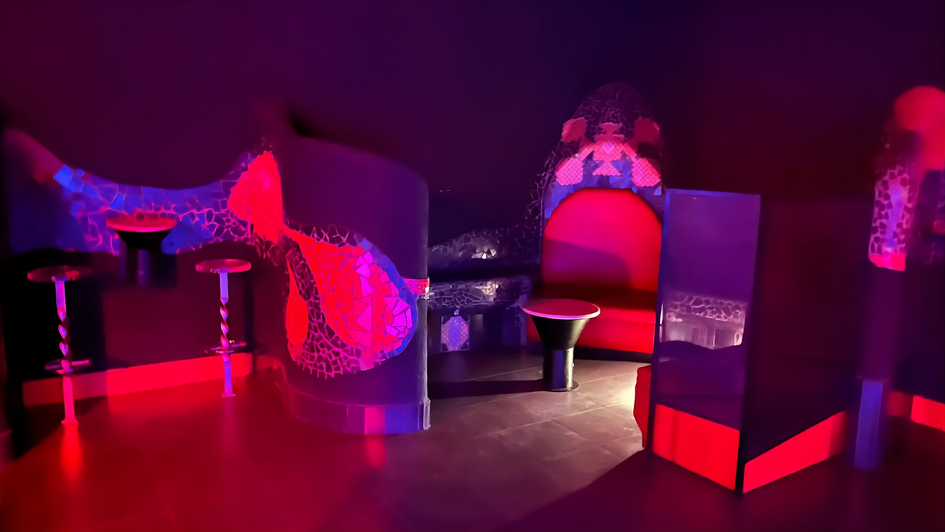 Interior del local con iluminación ambiente